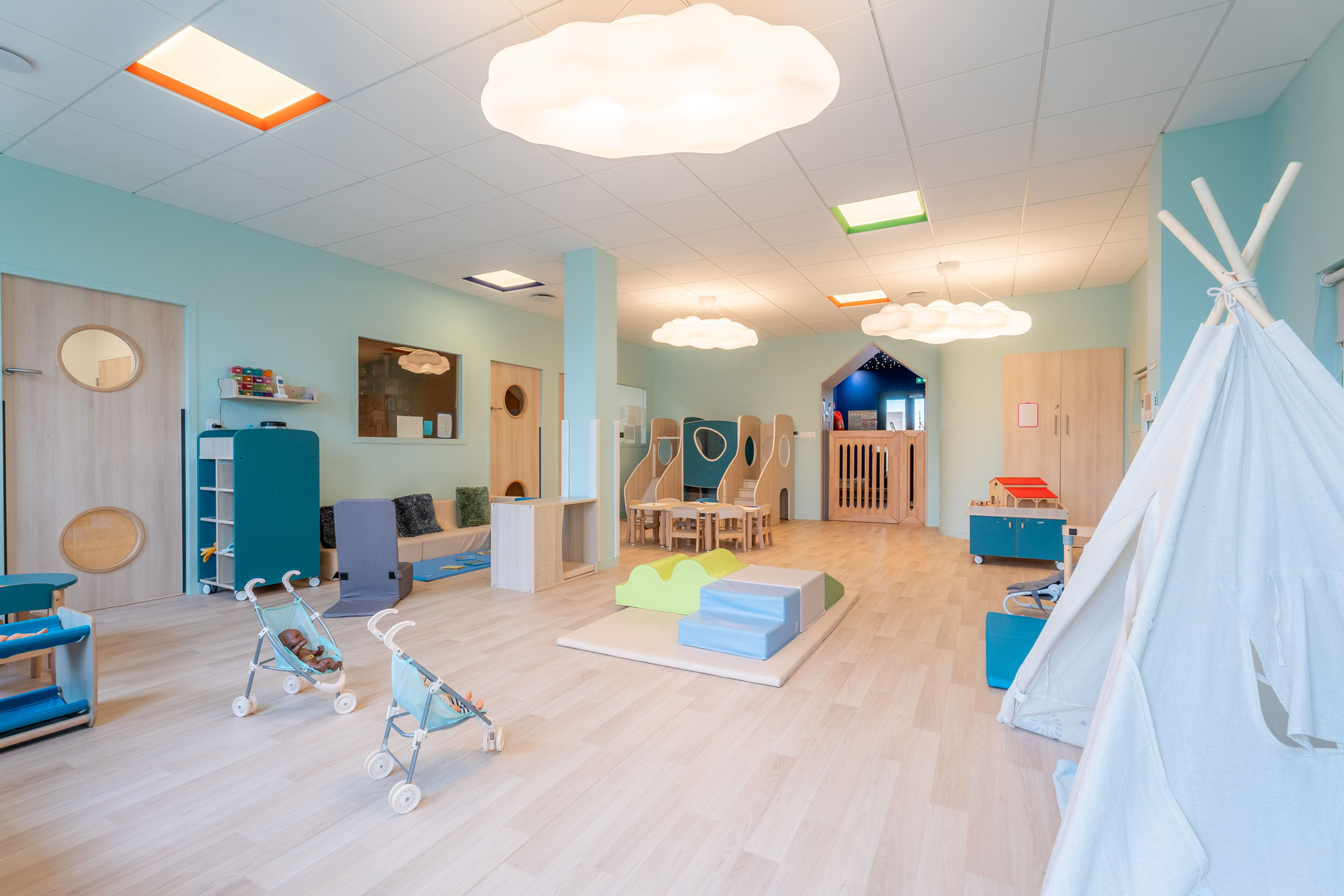 Aménagement de la micro crèche La Maison de Pilou située à Actipark Genay, par Ocube Architecture