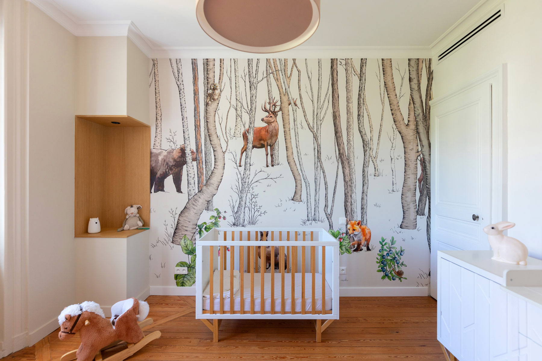 Chambre d'enfant avec tapisserie animaux