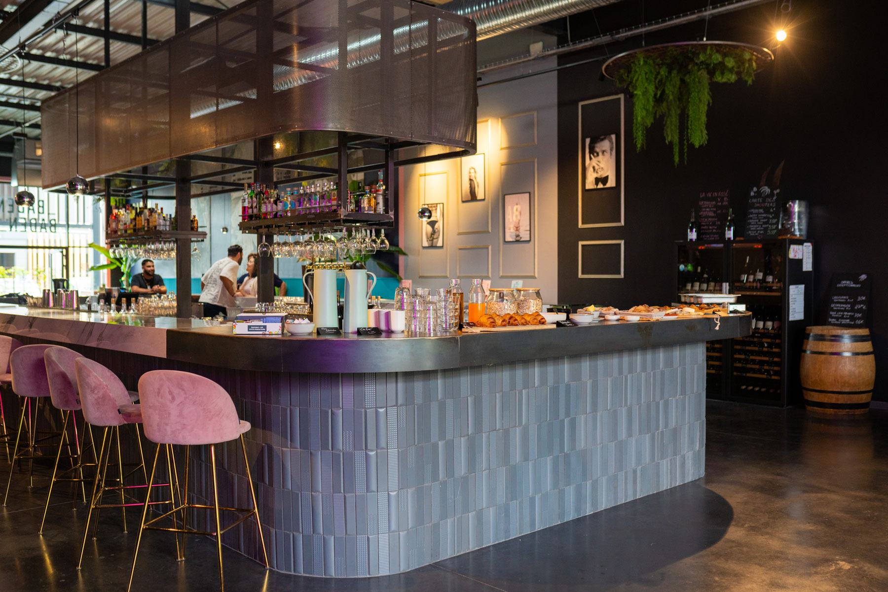amenagement interieur du bar Baden Baden à Tignieu Jamayzieu par Ocube architecture