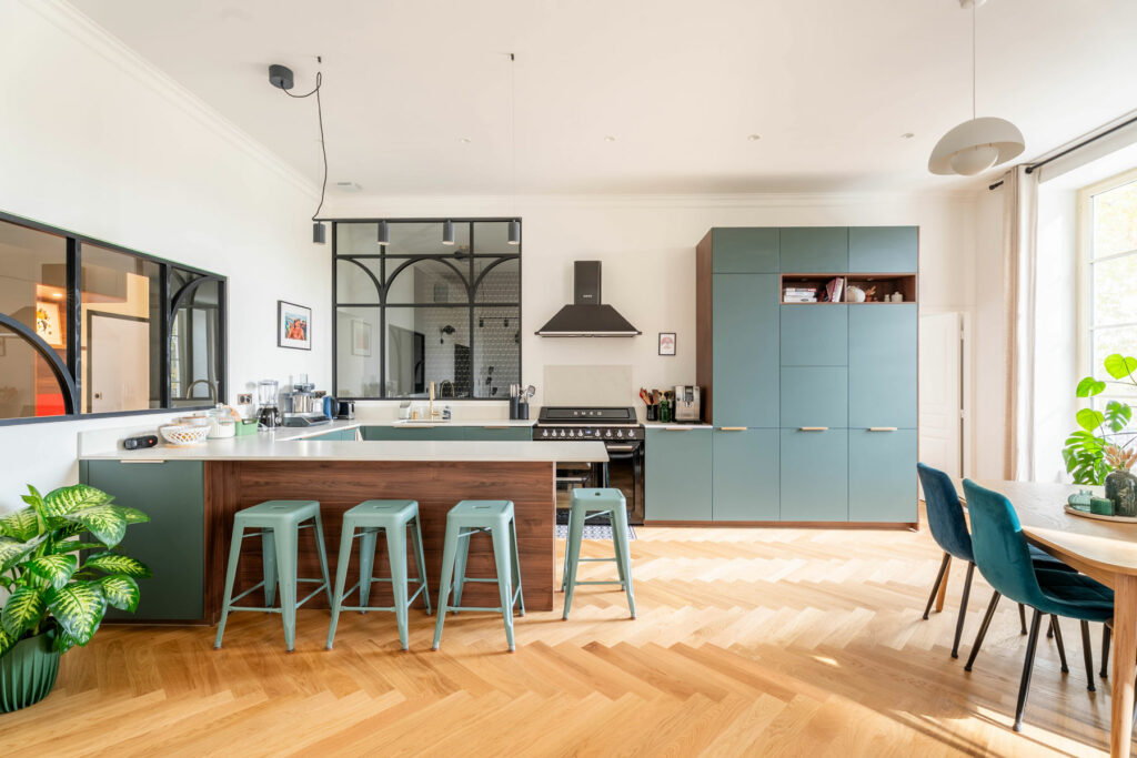 Pièce de vie d'un appartement rénové par Ocube Architecture à Lyon 4