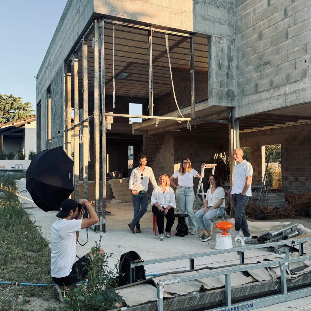 L'équipe Ocube pose sur un chantier près de Lyon