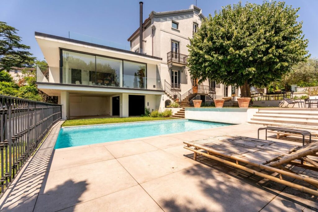 extension contemporaine maison bourgeoise avec piscine près de Lyon