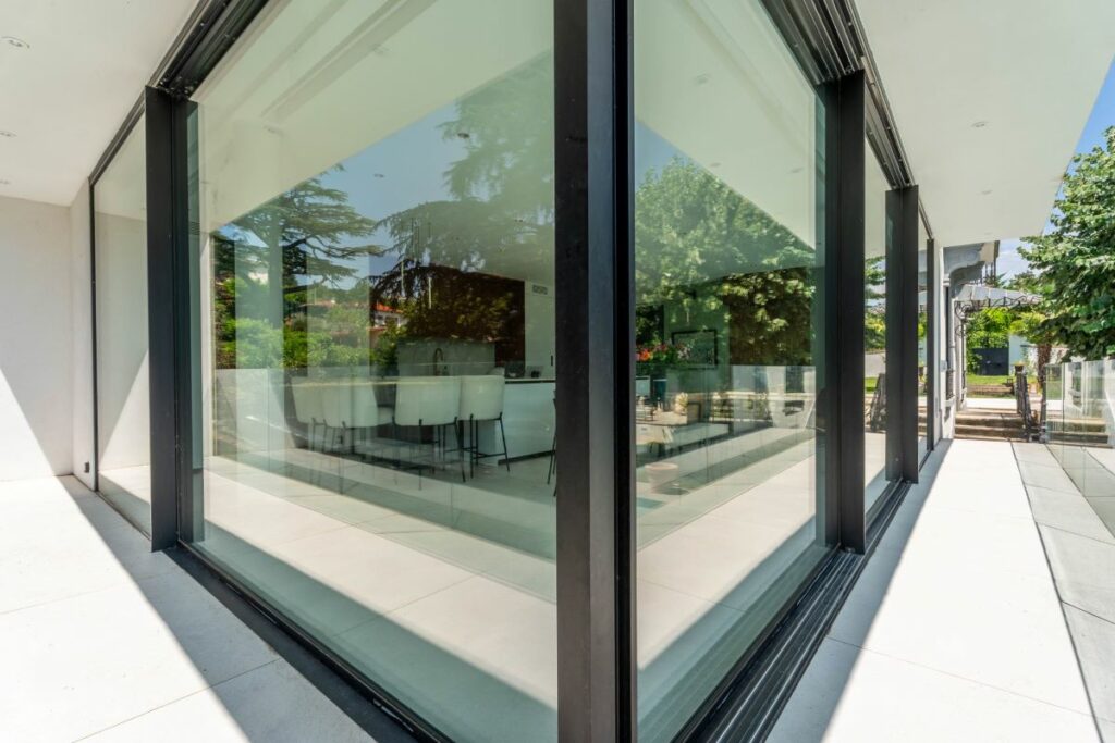 Salle à manger d'une extension contemporaine réalisée par Ocube