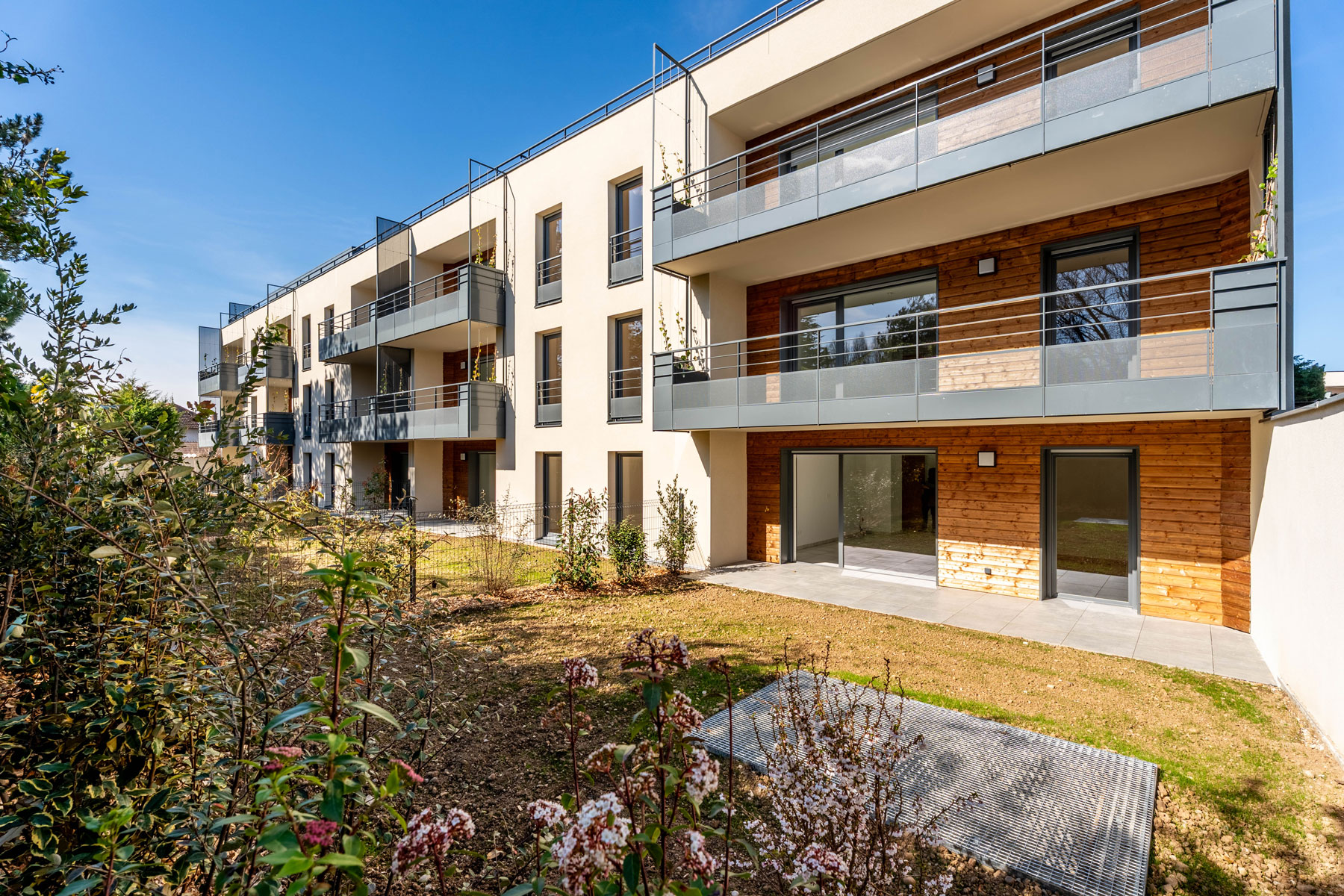vue arrière d'un immeuble de logements collectifs à Tignieu jamayzieu