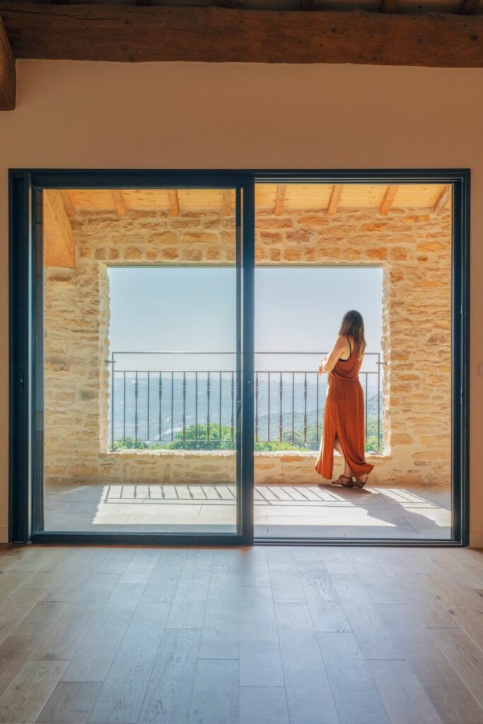 Renovation d'une batisse ancienne par Ocube Architecture avec vue sur le bassin lyonnais