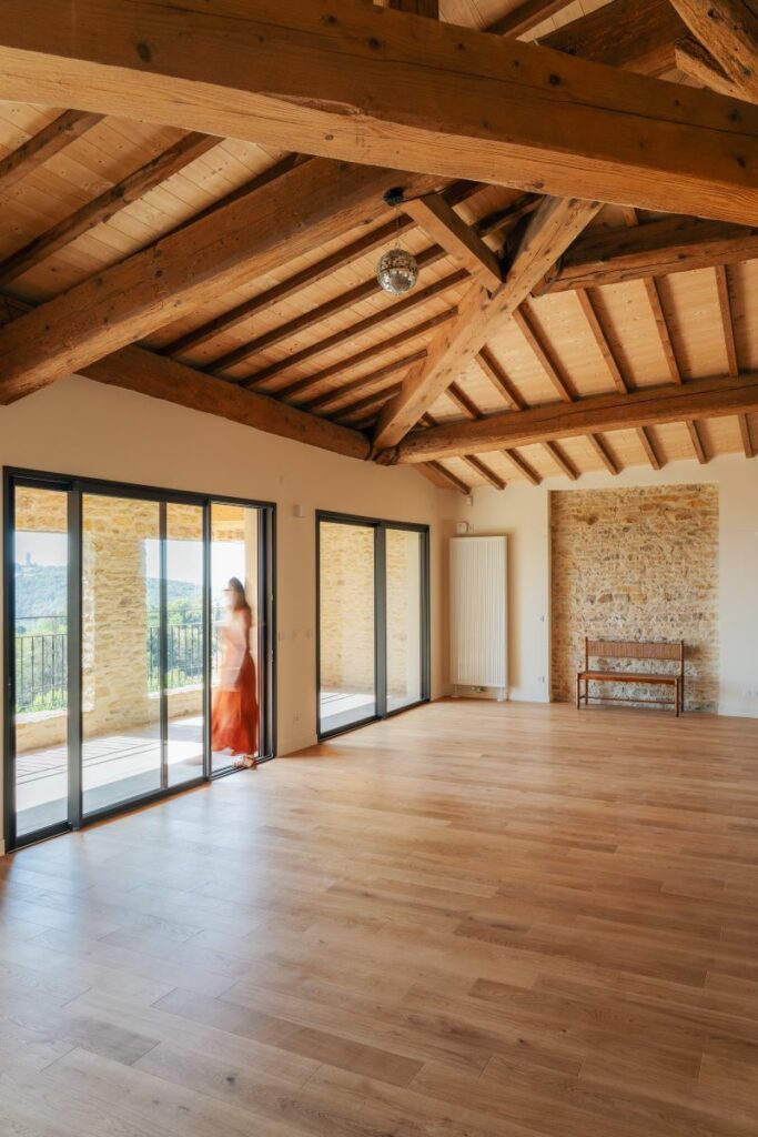 Une grange rénovée et transformée en salle de yoga par Ocube Architecture Lyon