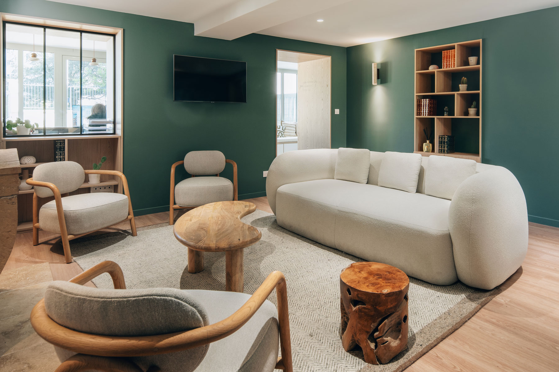 Salon d'attente cosy d'une clinique près de Lyon, conçu par Ocube