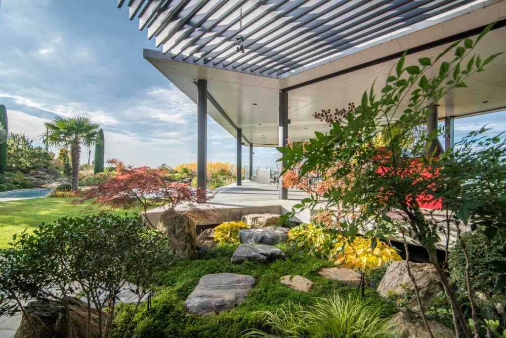 Extension contemporaine et aménagement de jardin à Simandres