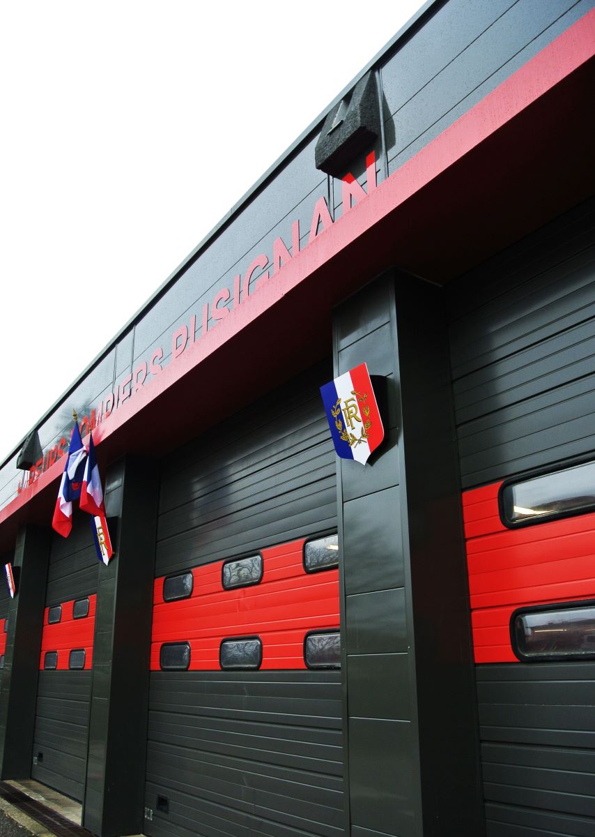 façade de la caserne de pompiers de pusignan