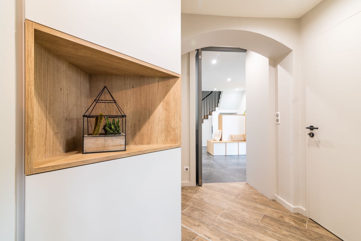 Entrée d'une maison rénovée par Ocube Architecture dans la Loire