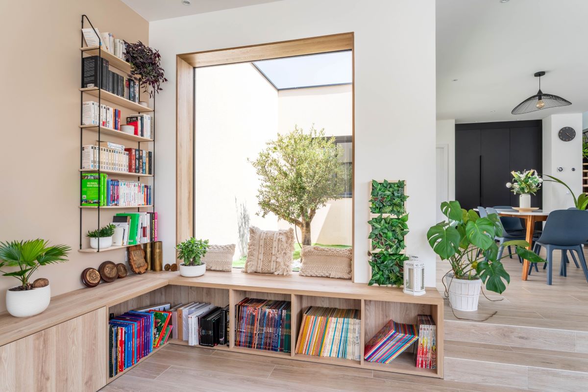 Vue sur le patio d'une maison contemporaine près de Lyon